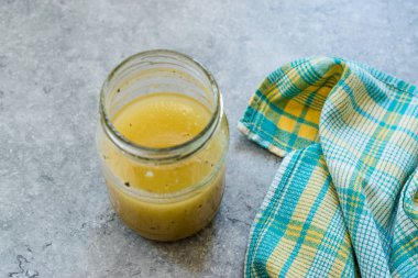 Salata soyunma hardal sos cam kase kullanıma hazır.