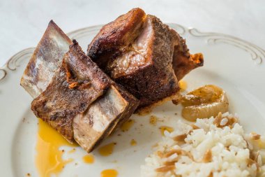 Pirinç Pilav ile Dana Kaburga Chop Et / Pilav Tabak servis.