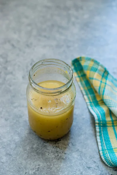 Ensalada salsa de mostaza aderezo en tazón de vidrio listo para usar . —  Fotos de Stock