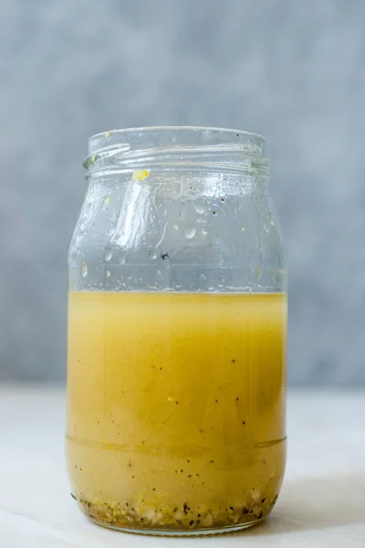 Ensalada salsa de mostaza aderezo en tazón de vidrio listo para usar . —  Fotos de Stock
