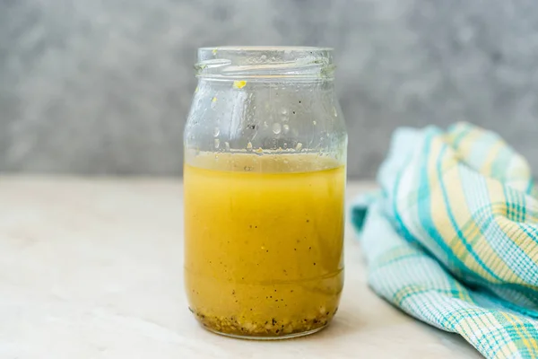 Ensalada salsa de mostaza aderezo en tazón de vidrio listo para usar . —  Fotos de Stock