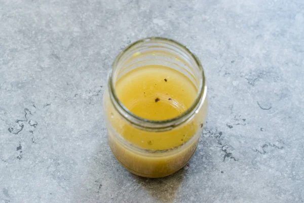 Соус для салата с горчицей в стеклянной чаше готов к употреблению . — стоковое фото