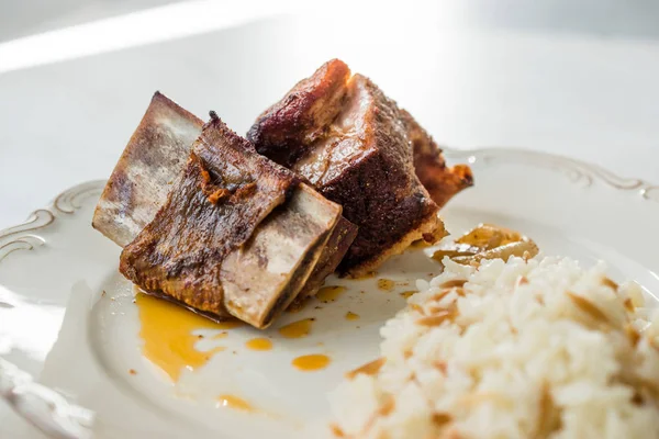 Carne picada de costillas de ternera con arroz Pilav / Pilaf servido en plato . —  Fotos de Stock