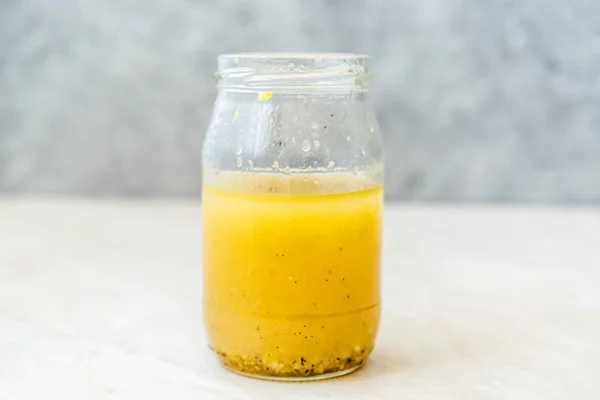 Ensalada salsa de mostaza aderezo en tazón de vidrio listo para usar . —  Fotos de Stock