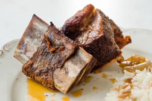 Carne picada de costillas de ternera con arroz Pilav / Pilaf servido en plato . —  Fotos de Stock