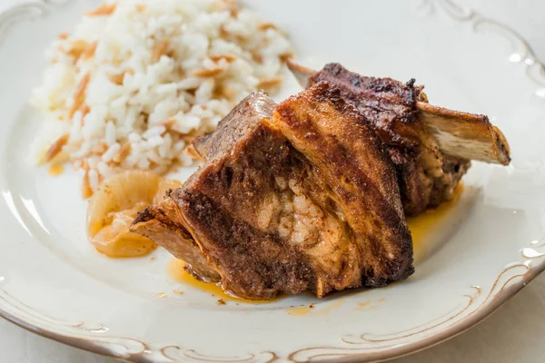 Carne picada de costillas de ternera con arroz Pilav / Pilaf servido en plato . —  Fotos de Stock