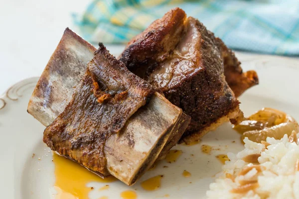 Carne picada de costillas de ternera con arroz Pilav / Pilaf servido en plato . —  Fotos de Stock