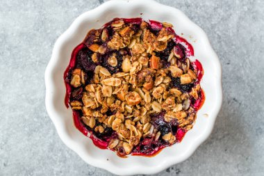 Taze Çilek, Yulaf Ezmesi, Fındık, Keten Tohumu ve Granola ile Crumble