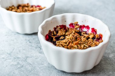 Taze Çilek, Yulaf Ezmesi, Fındık, Keten Tohumu ve Granola ile Crumble