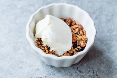 Taze Çilek ve Vanilyalı Dondurma ile Crumble.