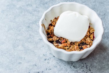 Taze Çilek ve Vanilyalı Dondurma ile Crumble.