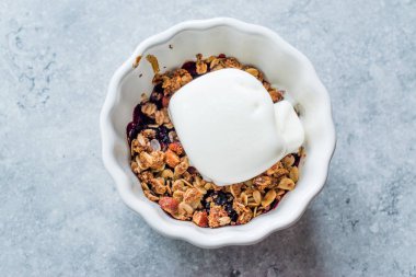 Taze Çilek ve Vanilyalı Dondurma ile Crumble.