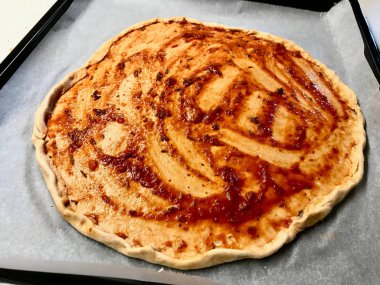 Geleneksel Tarzda Domates Soslu Taze İtalyan Çiğ Pizza Hamuru Hazırlama.