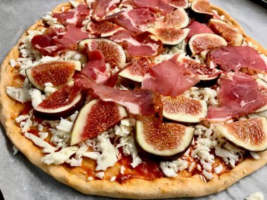 Pastırma ve Prosciutto ile Çiğ Bütün İncir Pizza.
