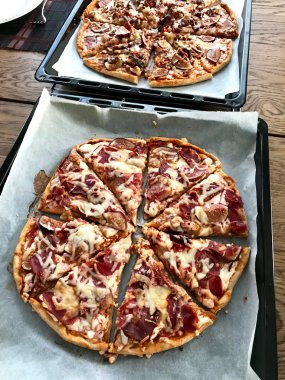 Sofrada Fırın Tepsisinde İncirPizzası Servise Hazır.