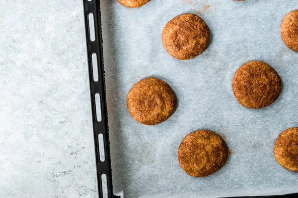 Cynamon ciasteczka Snickerdoodle na papier do pieczenia z zasobnika piekarnik. — Zdjęcie stockowe