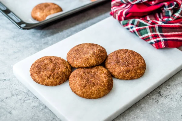 Mermer Tahtada Tarçınlı Kurabiye Snickerdoodle. — Stok fotoğraf