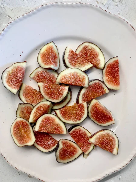 Tranches de figues fraîches mûres tranchées prêtes à l'emploi / à manger . — Photo