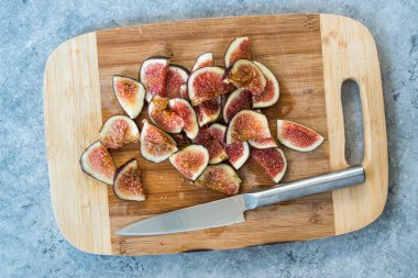 Dilimlenmiş Taze Olgun İncir Dilimleri Kullanıma Hazır / Yemek.