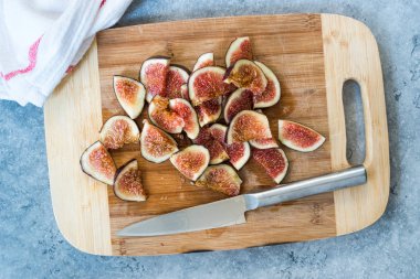 Dilimlenmiş Taze Olgun İncir Dilimleri Kullanıma Hazır / Yemek.