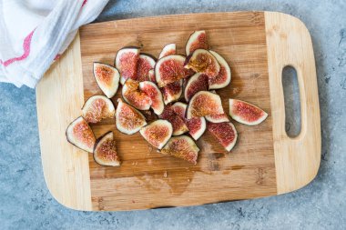 Dilimlenmiş Taze Olgun İncir Dilimleri Kullanıma Hazır / Yemek.