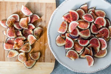 Dilimlenmiş Taze Olgun İncir Dilimleri Kullanıma Hazır / Yemek.