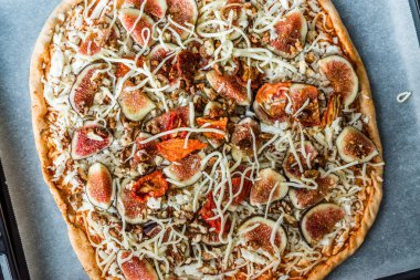 Cevizli Ve Güneşte Kurutulmuş Domatesli Çiğ Bütün İncirli Pizza