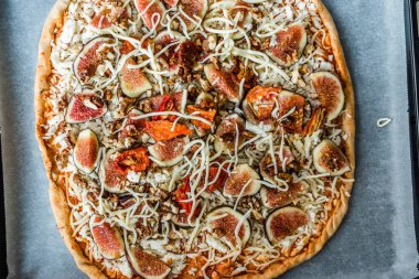 Cevizli Ve Güneşte Kurutulmuş Domatesli Çiğ Bütün İncirli Pizza