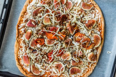 Cevizli Ve Güneşte Kurutulmuş Domatesli Çiğ Bütün İncirli Pizza