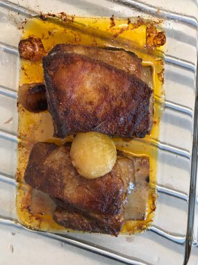 Fırında Dana Kaburga Chop Et Arpacık Soğan Cam Kase.