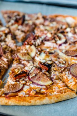 Cevizli İncirli Pizza ve Kuru Domates.