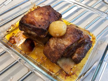 Fırında Dana Kaburga Chop Et Arpacık Soğan Cam Kase.