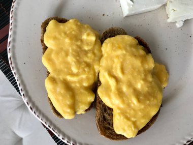 Tost Ekmek ve Peynir ile Kahvaltı Tabağı Nda Ev Yapımı Kremalı Omlet.
