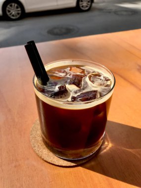 Cafe Shop'ta Buzlu Cold Brew Coffee Americano Ahşap Masada Servis Edildi. 