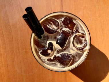 Cafe Shop'ta Buzlu Cold Brew Coffee Americano Ahşap Masada Servis Edildi.