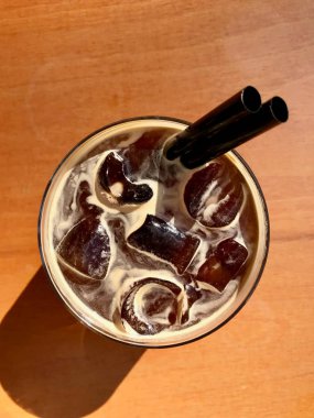 Cafe Shop'ta Buzlu Cold Brew Coffee Americano Ahşap Masada Servis Edildi.