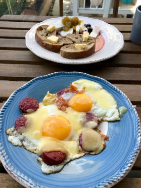 Kızarmış Yumurtalı Türk Kahvaltısı Sucuk, Eritilmiş Peynir, Tereyağlı Ekmek ve Reçel / Marmelat Taze Filtre Kahve ile servis edilir. 