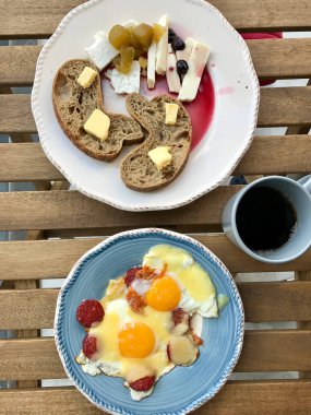 Kızarmış Yumurtalı Türk Kahvaltısı Sucuk, Eritilmiş Peynir, Tereyağlı Ekmek ve Reçel / Marmelat Taze Filtre Kahve ile servis edilir. 