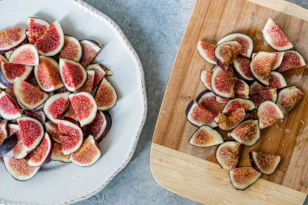 Tranches de figues fraîches mûres tranchées prêtes à l'emploi / à manger . — Photo