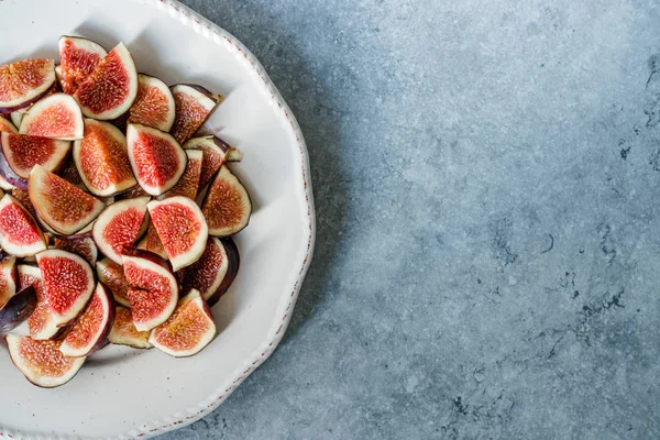 Sliced Fresh Ripe Fig Slices Ready to Use / Eat. Copy Space — Stock Photo, Image