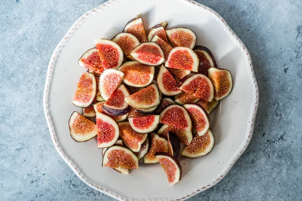 Tranches de figues fraîches mûres tranchées prêtes à l'emploi / à manger . — Photo