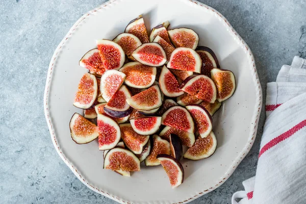 Tranches de figues fraîches mûres tranchées prêtes à l'emploi / à manger . — Photo