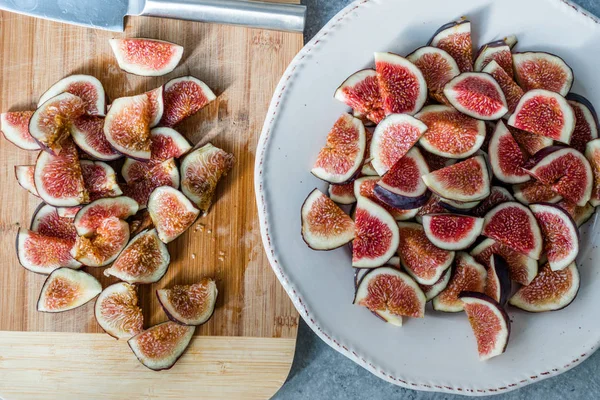 Tranches de figues fraîches mûres tranchées prêtes à l'emploi / à manger . — Photo