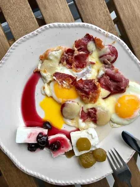 튀긴 계란 / 파스트라미 또는 수주크, 치즈 및 다양한 잼 / 마멀레이드를 곁들인 터키식 아침 식사 수크. — 스톡 사진