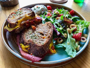 Ekşi Hamurlu Ekmekli Tost Sandviçi, Biftek, Çedar Peyniri, Salata ve Mayonez. 