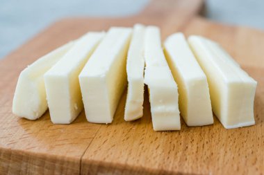 Atıştırmalık Aperatif İçin Tel Peynir Dilimleri / Türk Dil Peyniri.