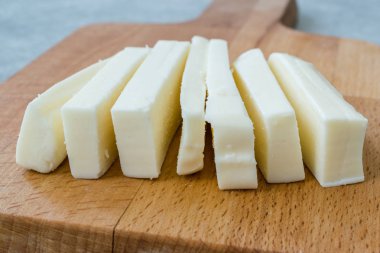 Atıştırmalık Aperatif İçin Tel Peynir Dilimleri / Türk Dil Peyniri.