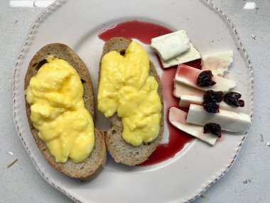 Ekşi Hamurlu Çırpılmış Yumurta, Tel Peynir ve Vişne Reçeli / Kahvaltıda Marmelat.