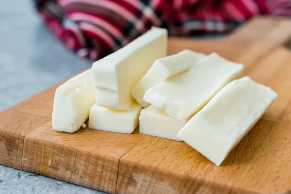 Fatias de queijo de corda para um lanche / Dil turco Peyniri . — Fotografia de Stock