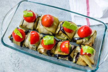 Patlıcana Sarılmış Köfteli ve Çeri Domatesli Islim Köfte Kebabı / Patlıcan Dilimleri.